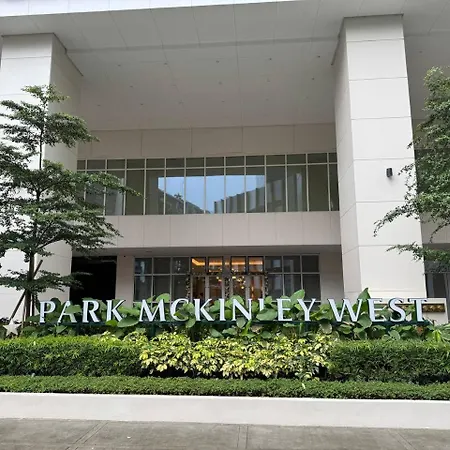 1 Bedroom With Balcony And Fast Wifi At Park Mckinley West
